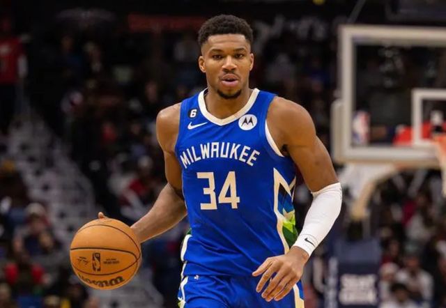 伊恩-赖特喷女足欧冠场地：让姑娘们在这样的球.