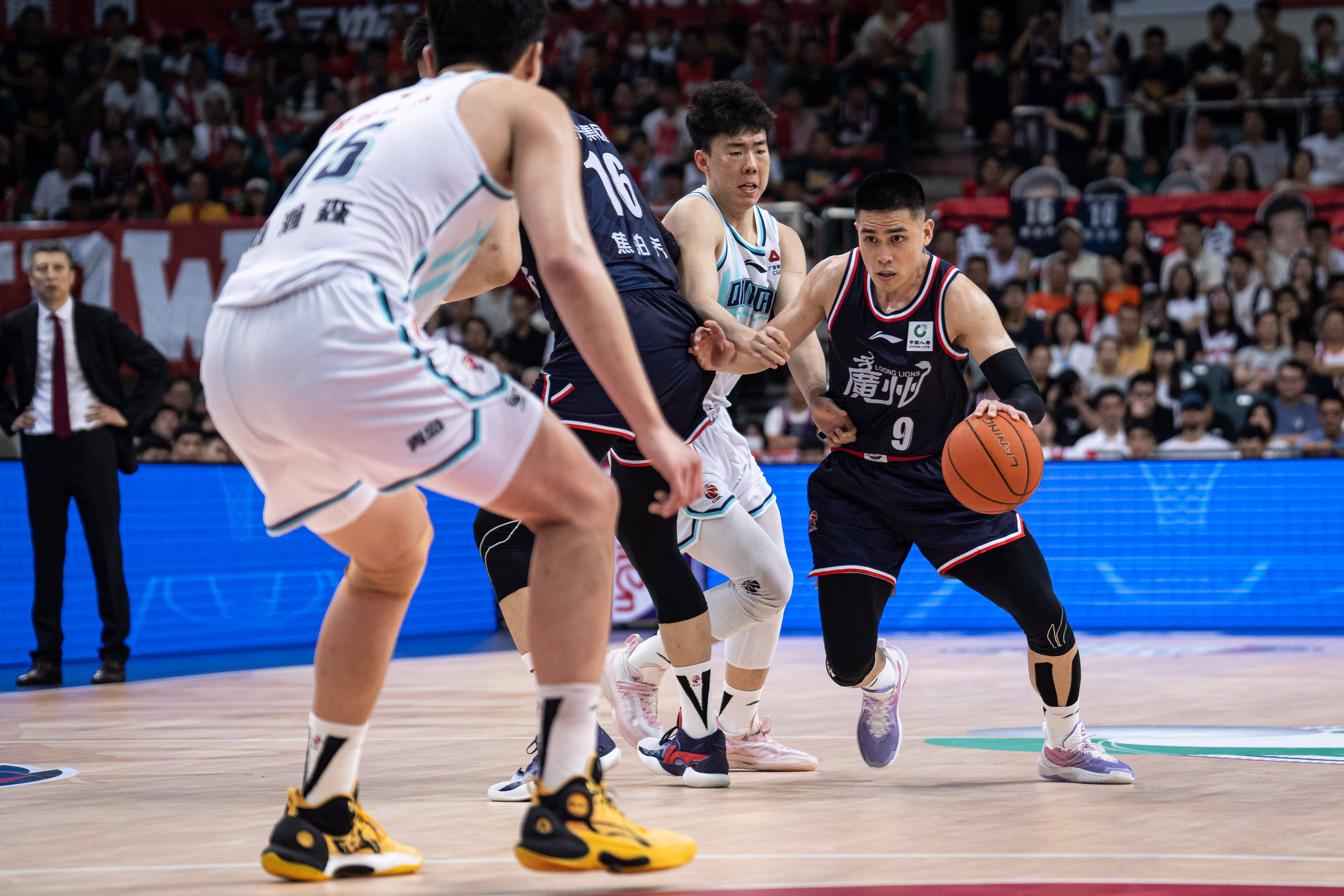 詹姆斯东契奇都可出战雷霆 全队仅八村垒布朗尼和克勒贝尔缺阵