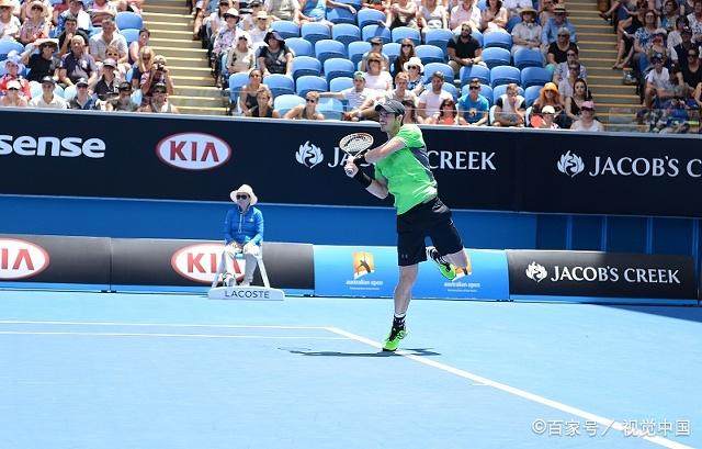 切尔西老板伯利被拍到在看台玩手机，球迷：他在